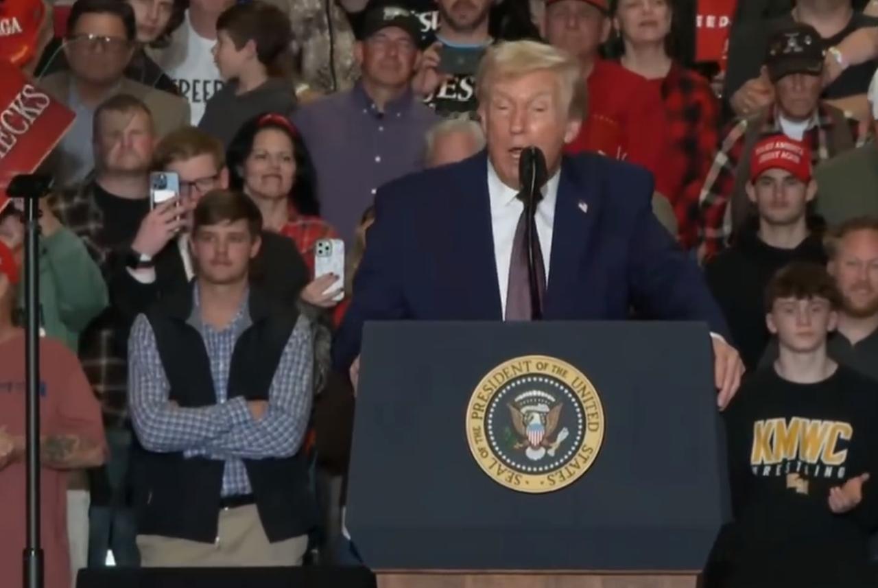 当地时间周五晚，特朗普在北卡罗来纳州举行集会。集会上特朗普表示：我是一个非常注重