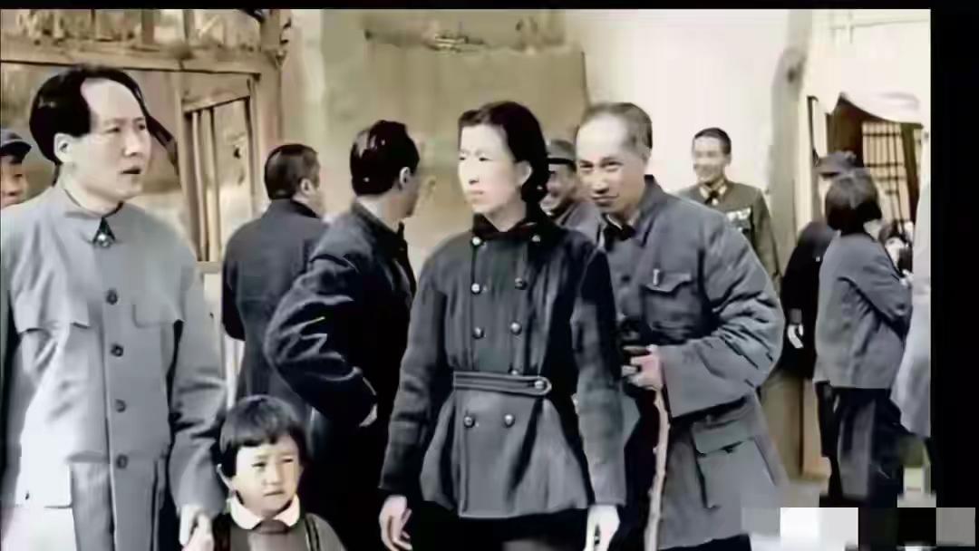 这张照片拍摄于1945年，地点在陕西延安。当时正值抗日战争胜利，中国面临着战后走