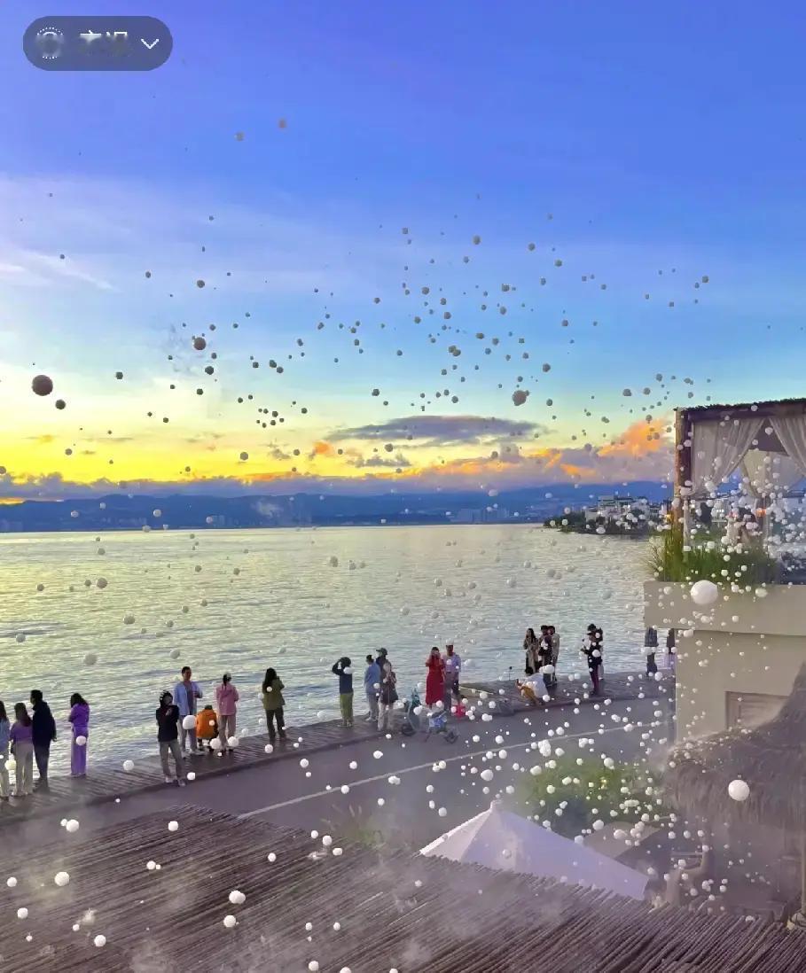 我的一个外地老同学，领着全家跑到云南来了，电话一个接一个地打给我，但我压根儿就没