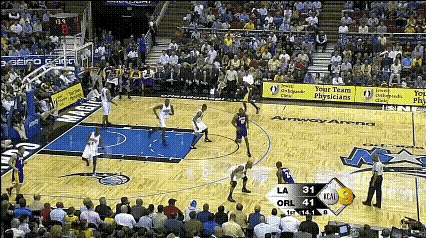 科比连过2人突到篮下隔着三个防守球员完成扣篮这一刻，让球迷看到了巅峰的科比究竟是