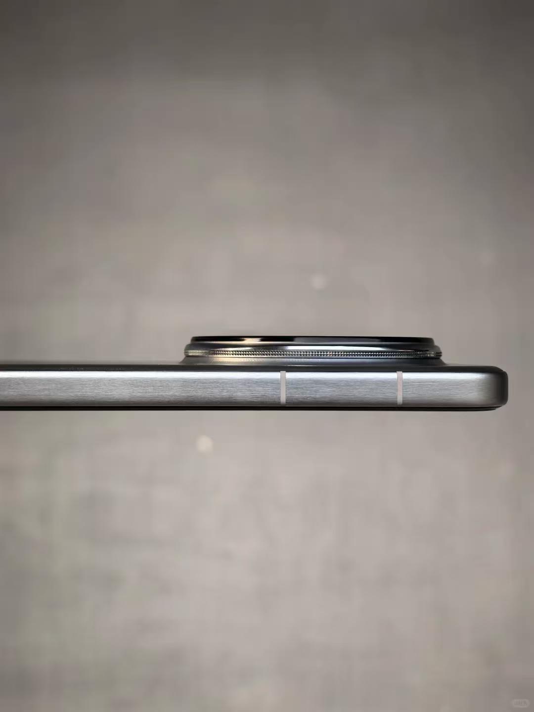 年底双十二、圣诞、跨年一波接一波，想换台旗舰陪我过新年。小米17Ultra和