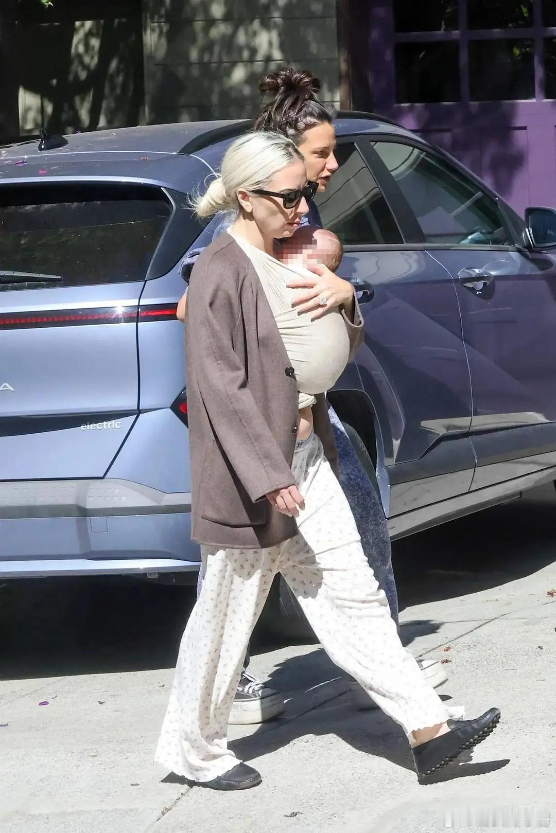 LadyGaga疑似代孕某些人差不多得了带了个孩子出来溜了一圈啥都不知道呢就直