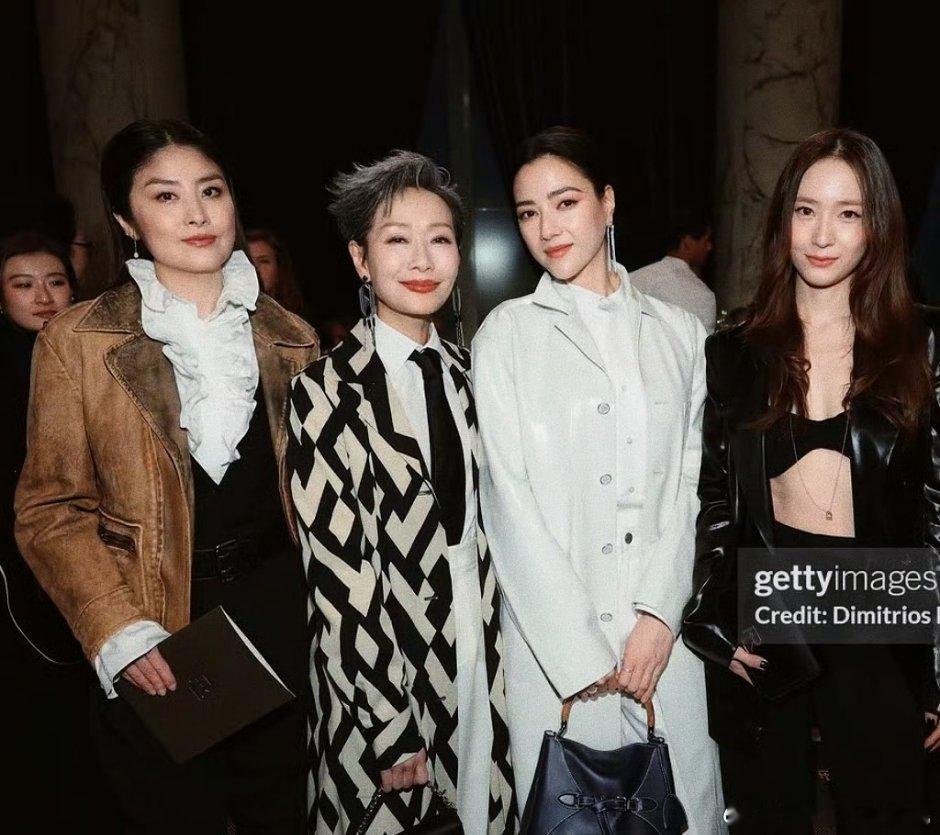 亮相RalphLauren2026秋冬大秀的叶童，菱格黑白外套配领带西裤，银发