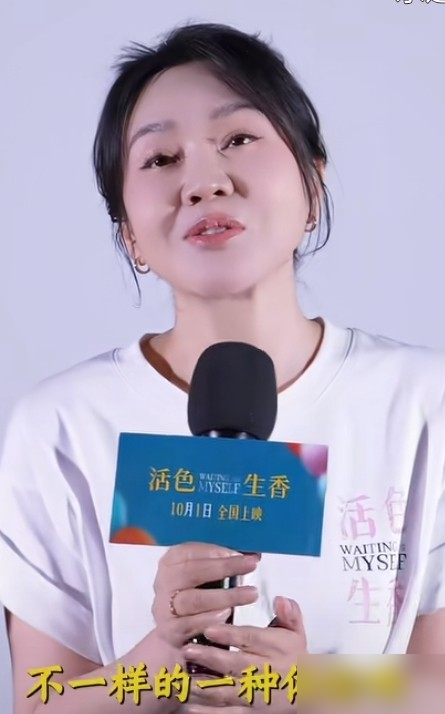 倪虹洁说闫妮活人感太重了，这话一点不假。童谣给她介绍对象，她端着酒杯眼神迷离往那一坐，第一句话能把人