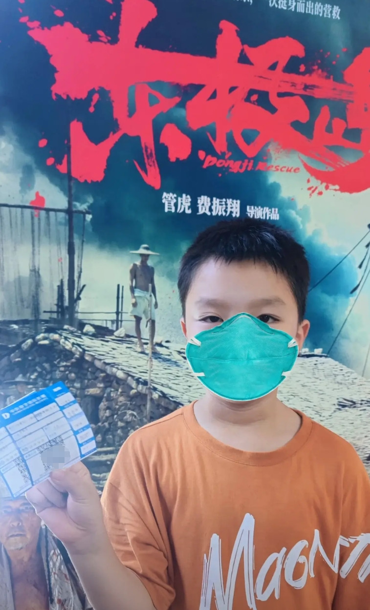 刚看完《东极岛》回来，路上问娃∶“你觉得渔民应不应该冒着生命危险去救英国战俘？”