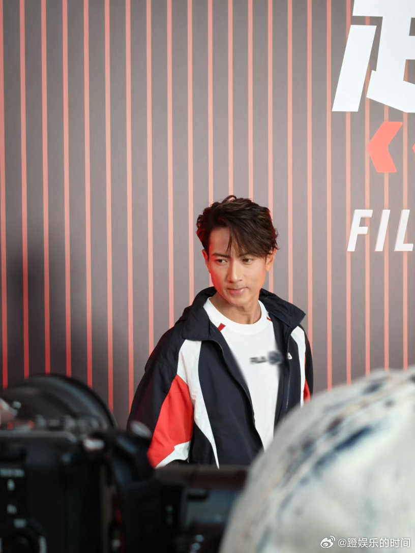 没人说过吴尊46岁还能这么帅啊吴尊有一种经济上行的帅46岁吴尊太耀眼！赛场亮相