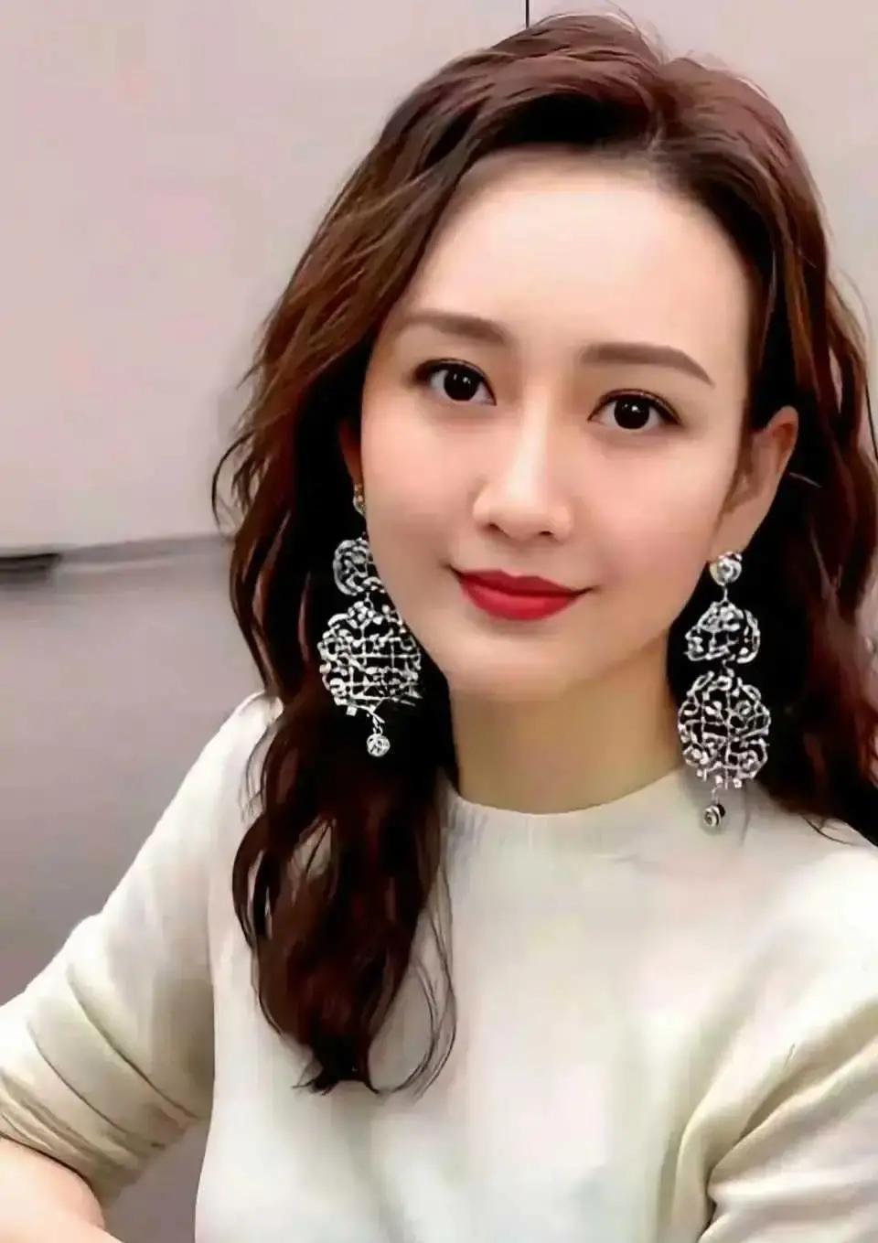 王鸥怀孕时发现男友劈腿，当场退钻戒退礼金，孩子一落地就带娃进组。产后第28天，