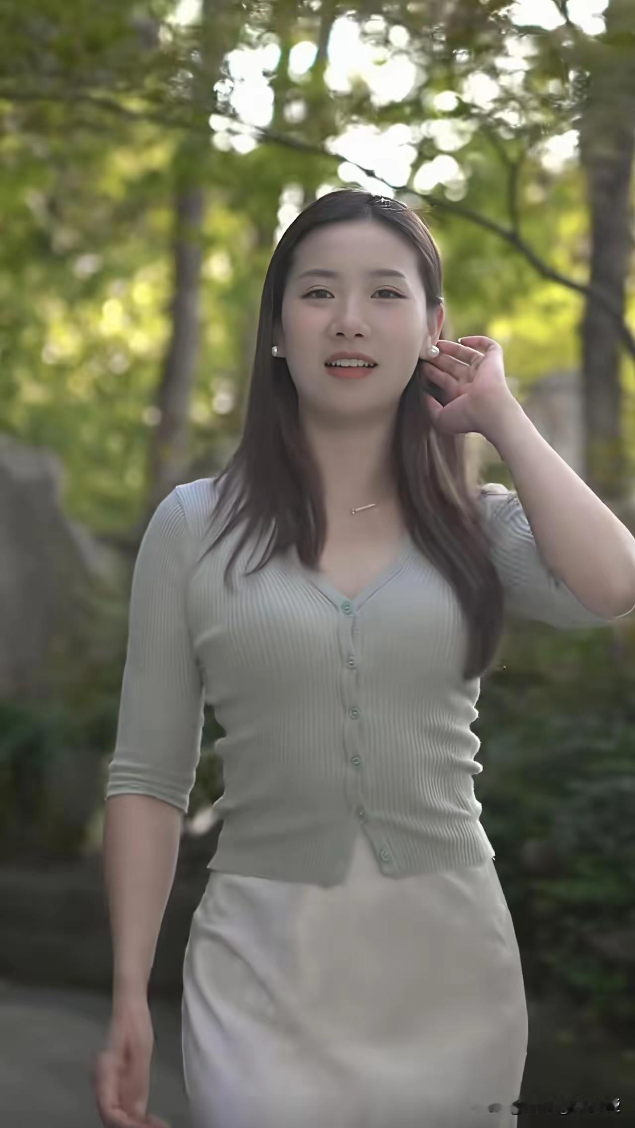 温柔米色针织衫，搭配白色半身裙，清新自然，尽显秋日温柔。