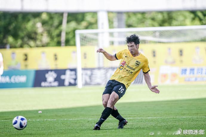 韩轩，1995年1月13日出生于湖北省武汉市，身高185cm，司职后卫。  