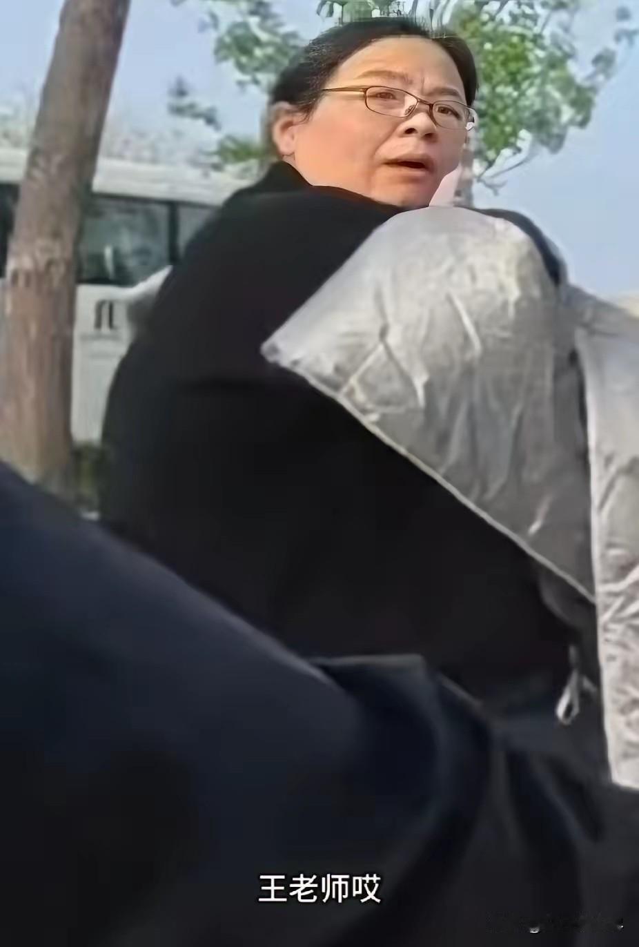 “记性太好了！”北京，男子骑车偶遇小学班主任。没想到，7年过去，班主任一眼认出他