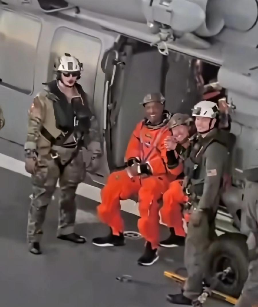 美国技术牛，绕月宇航员，落地后状态非常好，女克里斯蒂娜、非裔格洛弗，被直升机接到