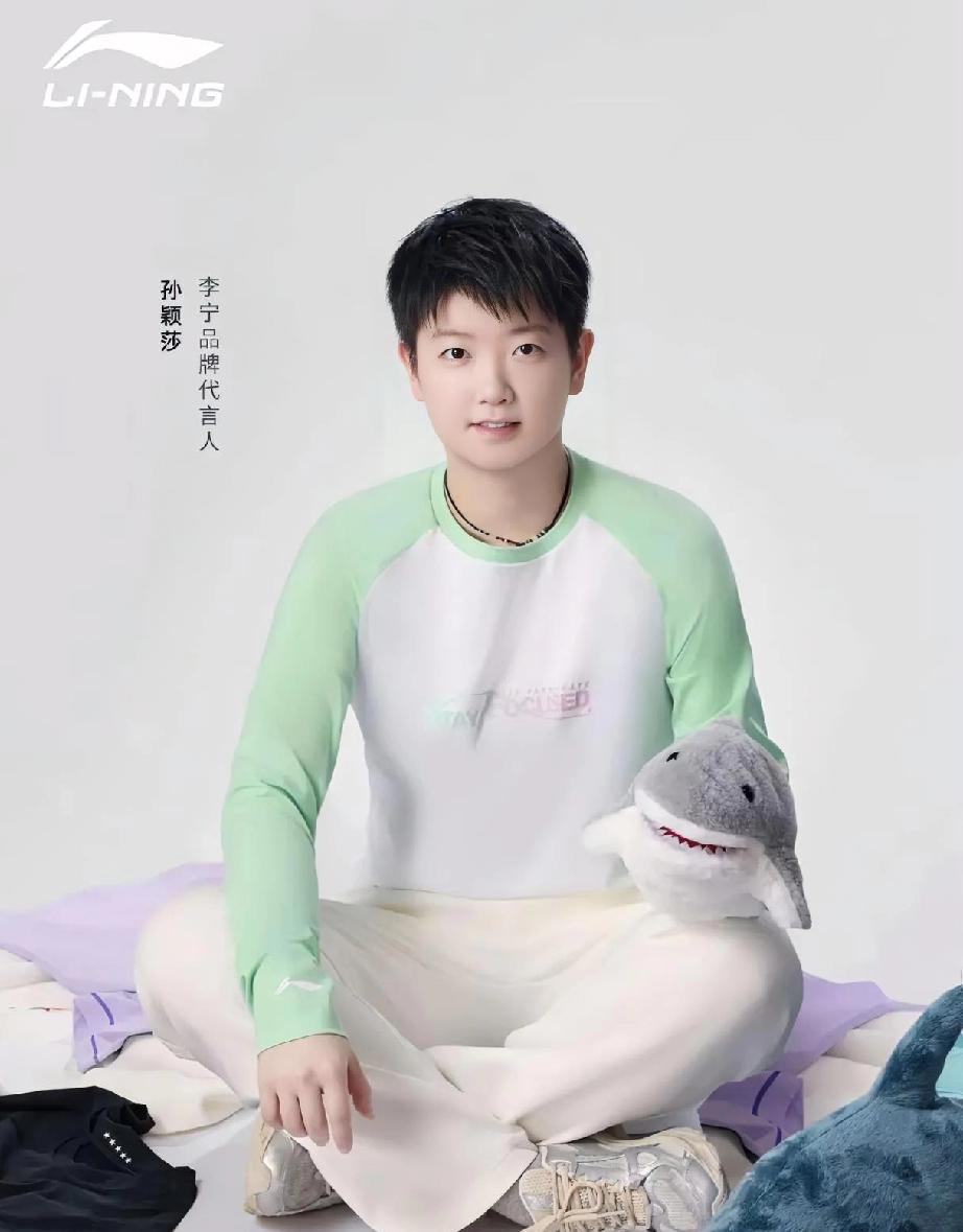 不得不说，有的时候衣服真是分人穿。就比如说莎莎穿的这一件，其实没有什么特色