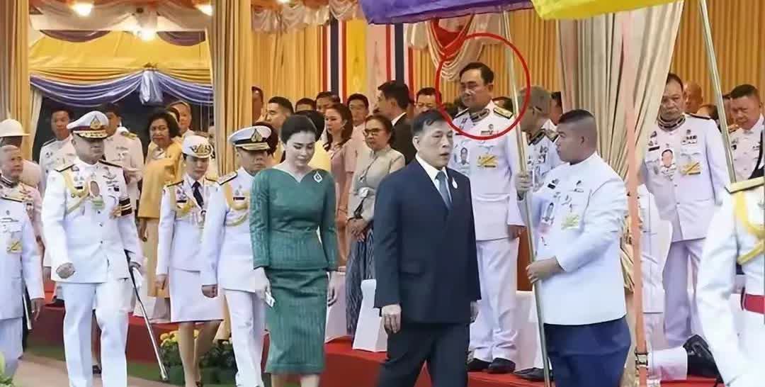 巴育亮相，耐人寻味。近日，泰王玛哈带着苏提达去曼谷植物园保护区参加活动，巴育