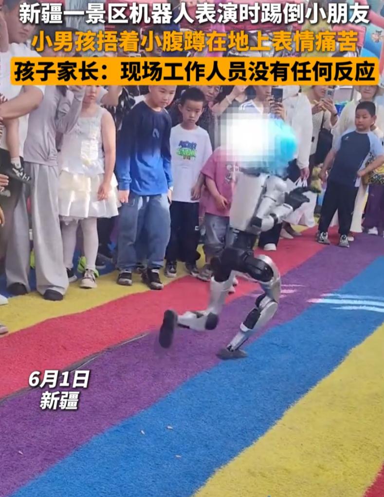 怕什么来什么！新疆一景区突发意外，正常围观机器人武术表演的小男孩，被机器人回旋踢