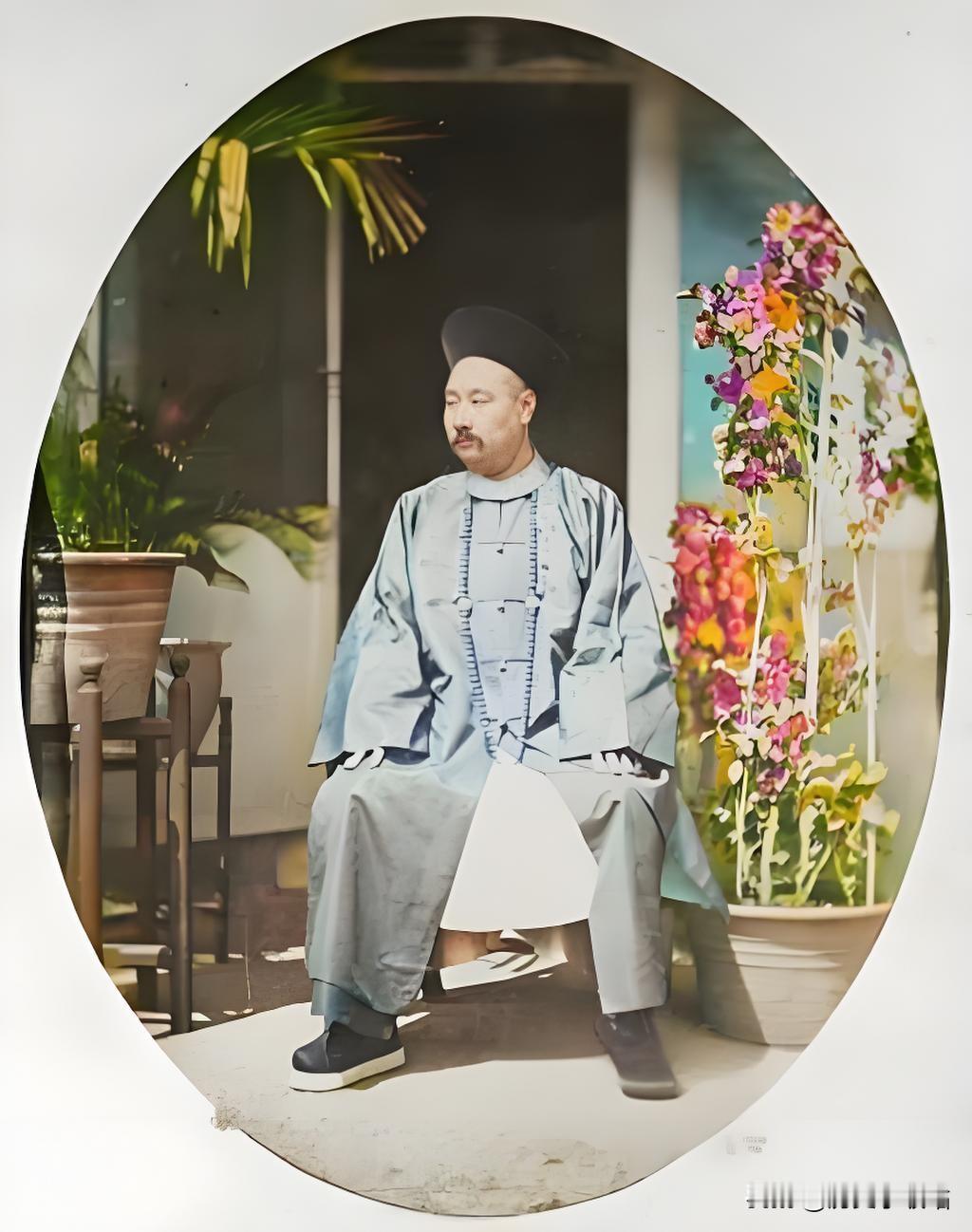 这老照片，椭圆框框里坐着的就是肃顺。穿着清朝官员那套行头，长袍马褂，脑袋上顶个顶