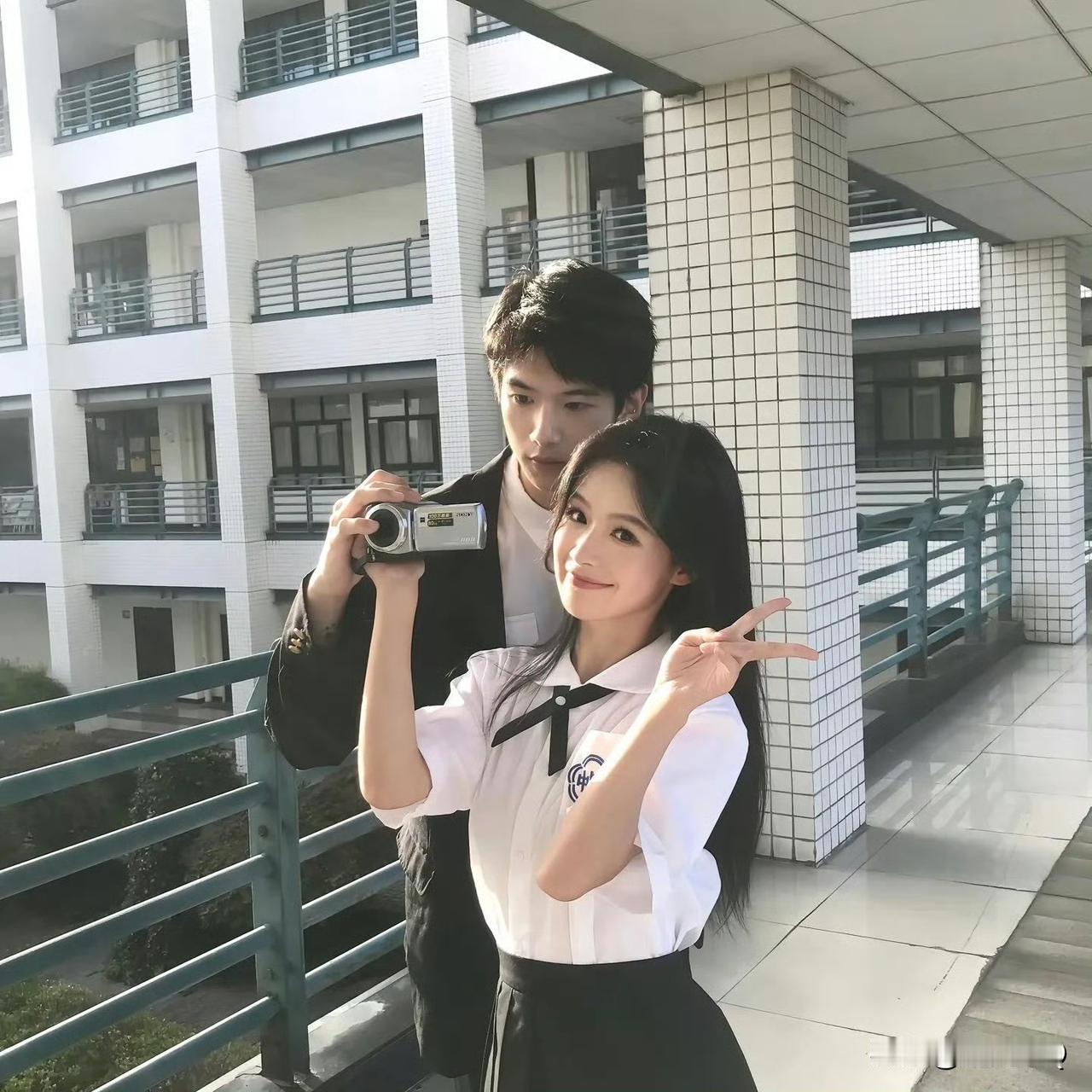 看来看去，余茵还是最适配学生装。因为她个子不高，她的现代装总是踩着恨天高，拉全景