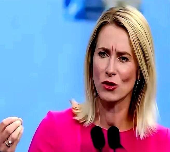 “拿破仑和希特勒，当年也问过同样的问题。”就这一句话。全场鸦雀无声。我跟你