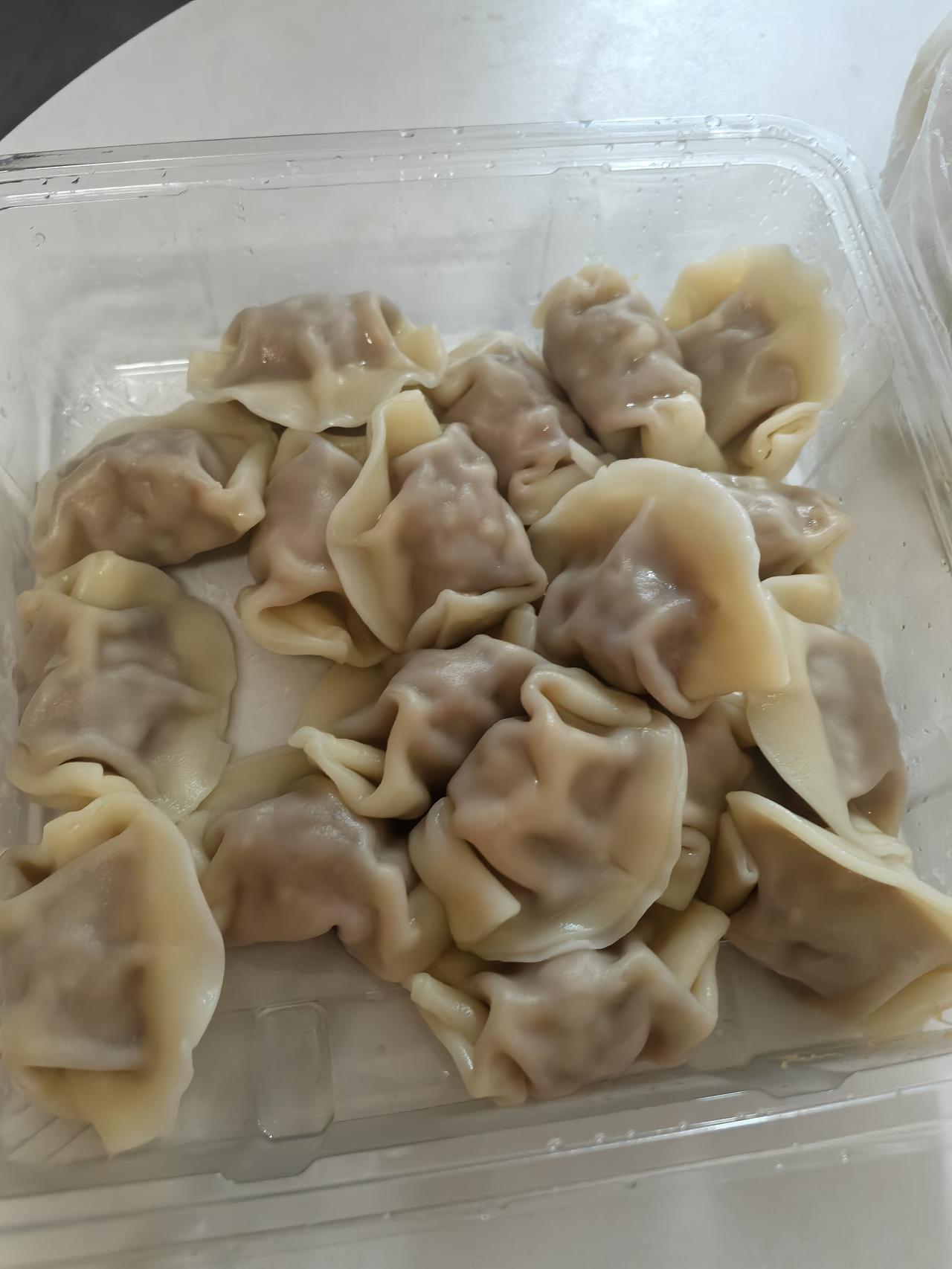 今天冬至了。我和老公来上海第四天，今天决定看望老公姑妈。老公说，陪着爸看病没