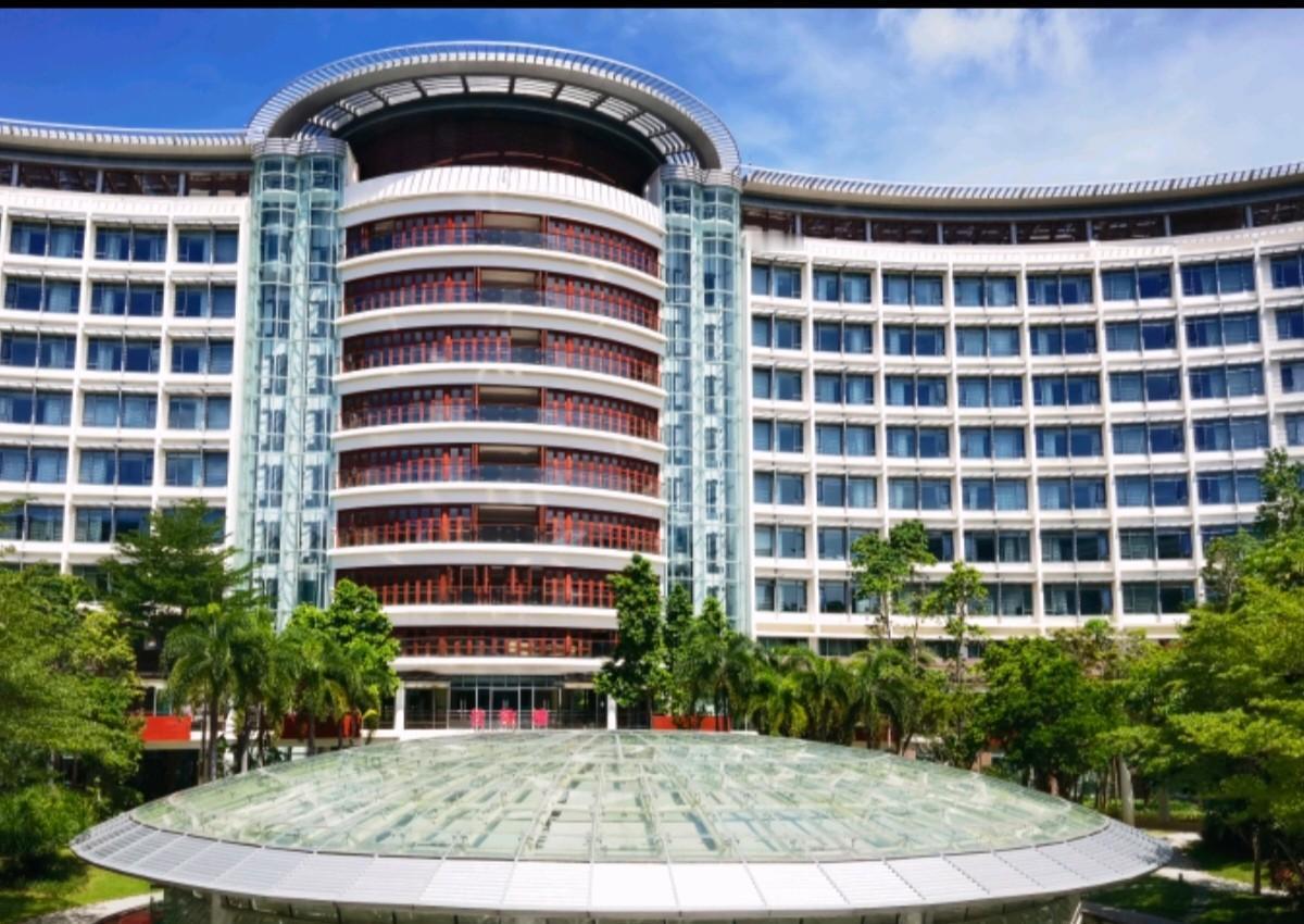 昨天傍晚陪我同学去了301医院同学老伴突然说左边脸像贴了张凉纸，嘴角往一边歪