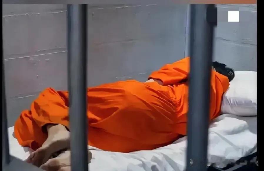从青瓦台到囚房！韩媒曝金建希拘留所现状：穿囚服拍大头照，睡地板啃香肠202