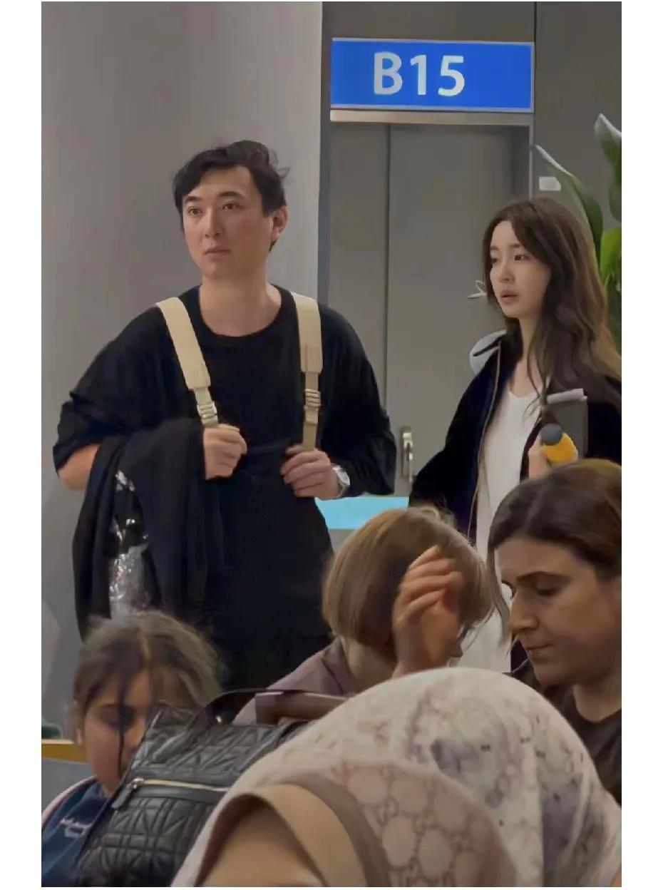 王思聪懒懒在国外被偶遇，两人在一起一年了，网友:两人都长得有夫妻相了。万达一没落