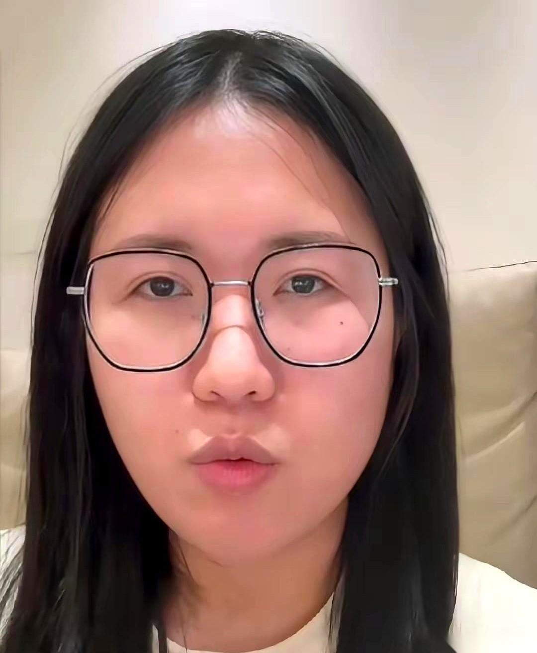 “哪怕你随便套件白大褂，装成护士来看一眼都行啊！”刷到魏女士红着眼眶、歇斯底里
