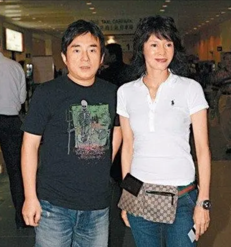 2008年，郑裕玲向同居16年的男友吕方提出分手，要求他净身出户，吕方舍不得平时