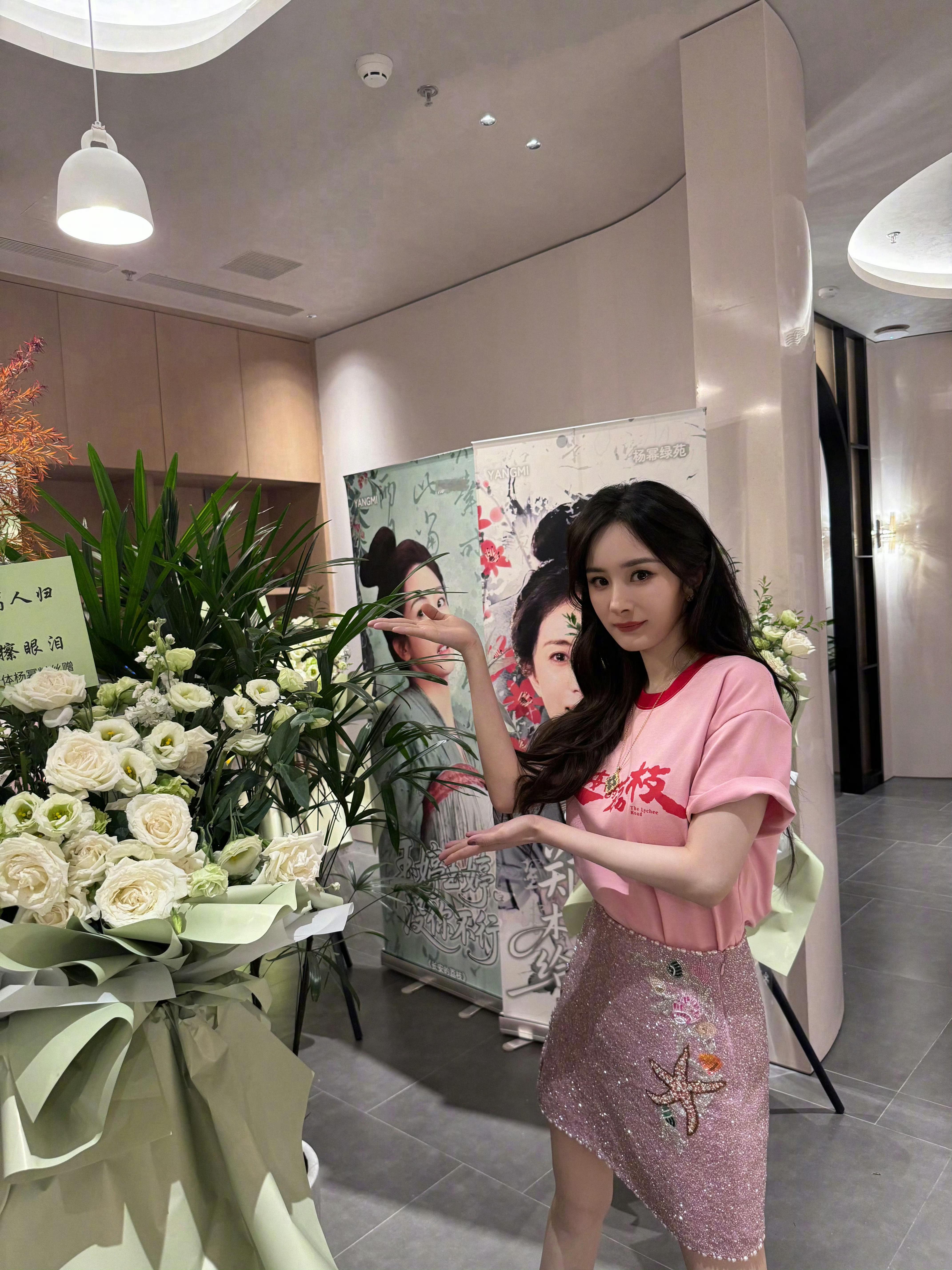 杨幂接着木棉花出场杨幂打卡了粉丝送的花篮！爱是会被看见的，喜欢杨幂的有福了[期待