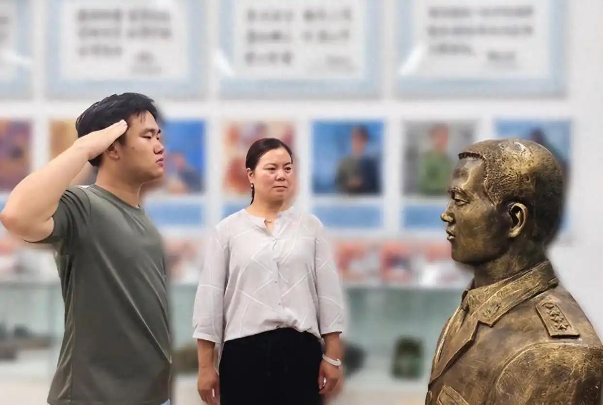 2026年，9月1日，扬州，18岁的胡博文拿着军校录取通知书，走到爸爸塑像前敬了