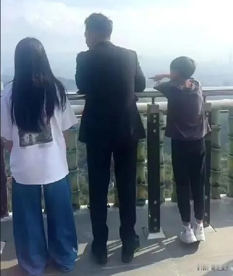 汪家三代同堂，这么温馨又幸福的画面，等了有10年吧！汪小菲带玥儿霖霖，还有父母