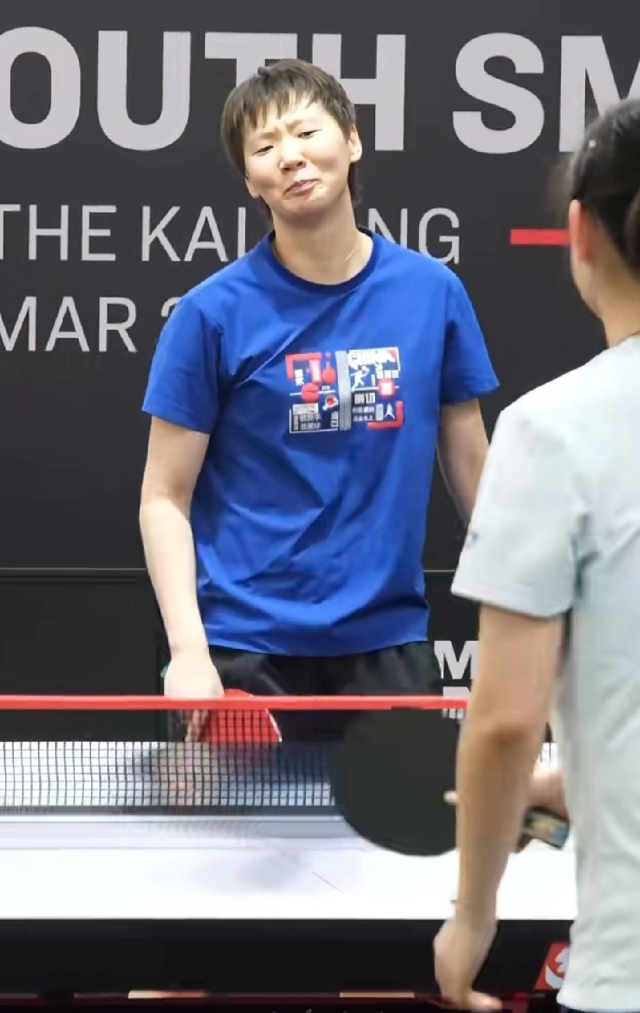 王曼昱真被打痛了！新加坡大满贯笑料多，这是发生在训练场不为人知的一幕，但还是
