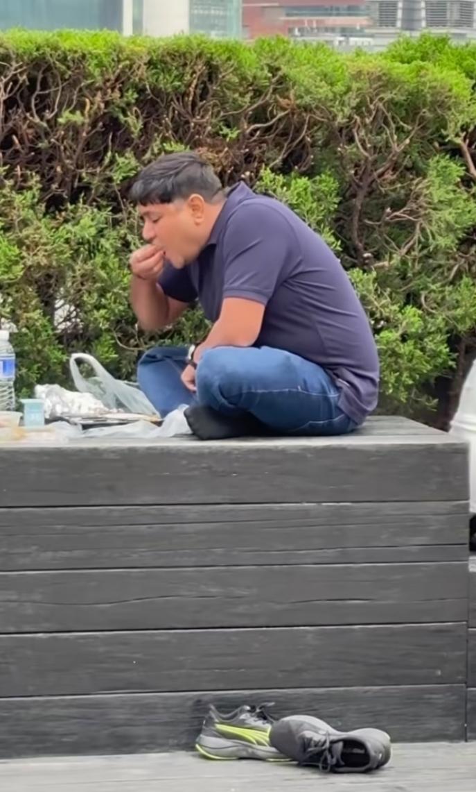 看到一群印度人在上海外滩“惬意”地手抓进食，这场景还挺引人关注。现在印度人来中国