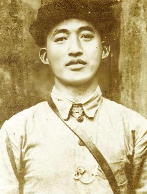 1933年，红25军军长吴焕先率部途经家乡，路上遇到一具女尸，有人翻转身尸体，他