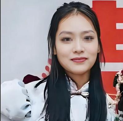 当我们在欢呼的时候。都忘记了幕后凶手！白三姐早就跑了！现在都没找到她。