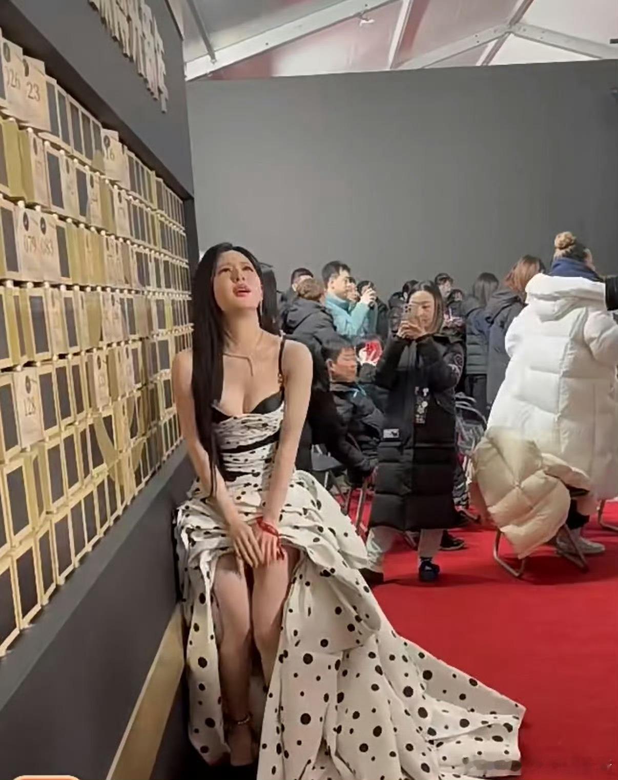 发现赵露思好喜欢内八，不知道的还以为是着急上厕所憋不住了