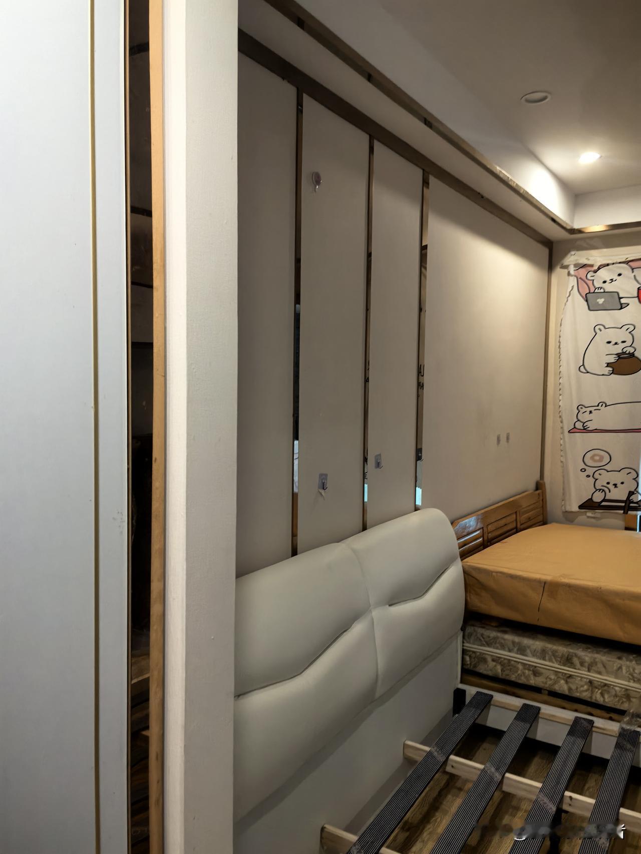 今天去成华区建设路附近的一个商住楼，整整一层楼都空了，以前一层楼整租了开的是一个