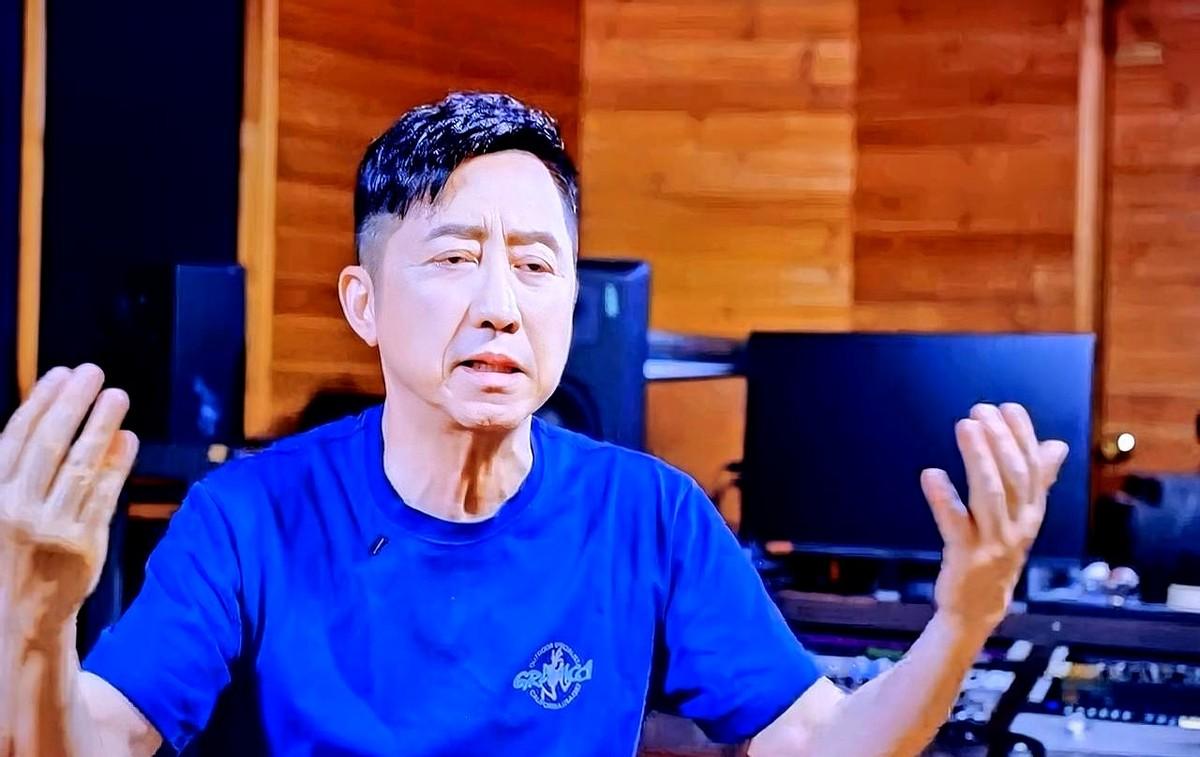 庾澄庆首轮淘汰，后台采访的视频被扒出来了，全程只字不提节目，半个字没聊主办方。