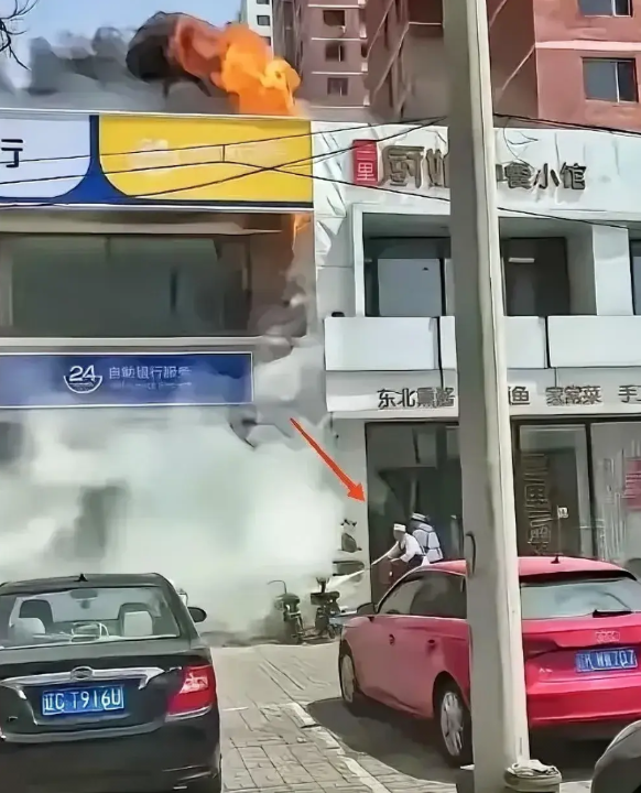 辽宁这次火灾，并不像外界传的那样，火势迅速爆燃。而是从门口的侧方一点一点着起来的