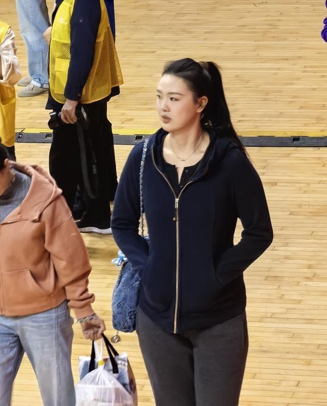 为何上海女排一到客场，客队名宿一来就不会打球了？此前客场两场输给天津因为对手名宿