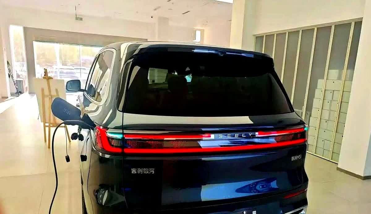 一辆定价25万的车，后备箱连12V口都省，这刀法比拼多多砍得还准。银河M
