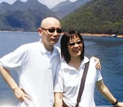 1995年，葛优拍戏赚了很多钱，把钱全部交给了妻子贺聪。谁知贺聪转身就在北京买了