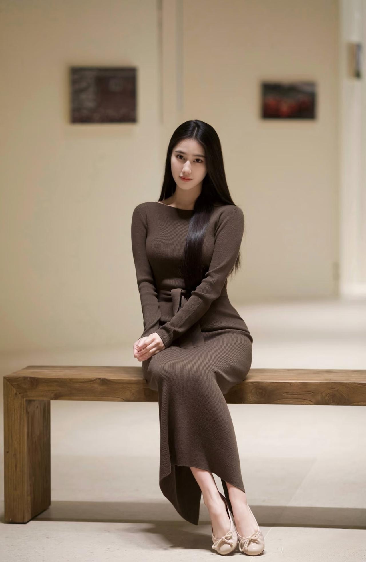 女生怎么穿搭彰显气质黑色的飘逸长发，咖啡色的长裙，裸色的平底鞋，非常温婉优雅知性
