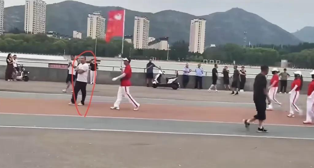 朝阳暴走团被“怼脸开大”，市民怒骂制止，队员绕着走，欺软怕硬
