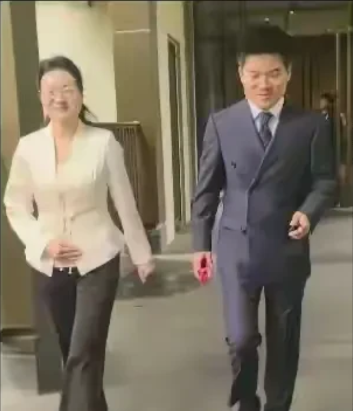 董宇辉此行真是抢手。明明合肥历史底蕴厚重，包公祠、李鸿章故居、三河古镇样样齐