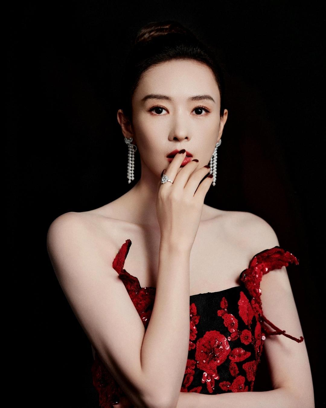 墨底绽红玫，风华自倾城。童瑶身着黑红撞色高定礼服惊艳亮相，重工亮片玫瑰刺绣勾勒曼
