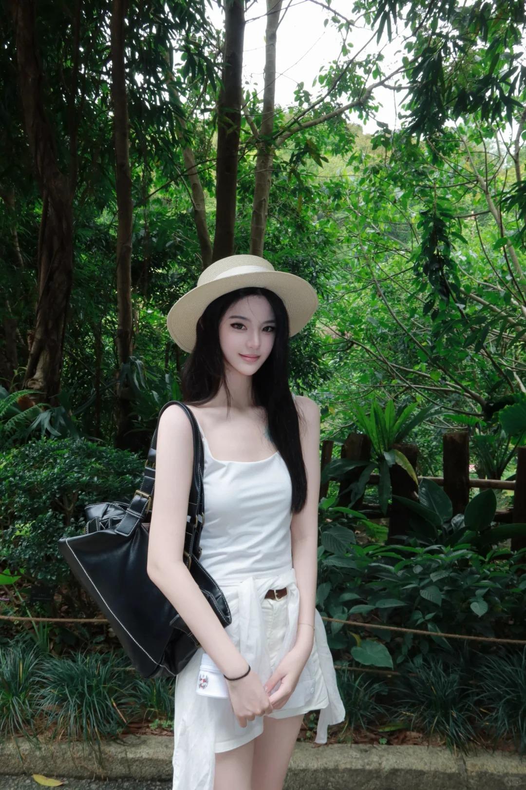 清新中透着一份疏远的清冷少女，她的气质像刚摘的荔枝，剥壳时带着汁水的鲜活。说话时