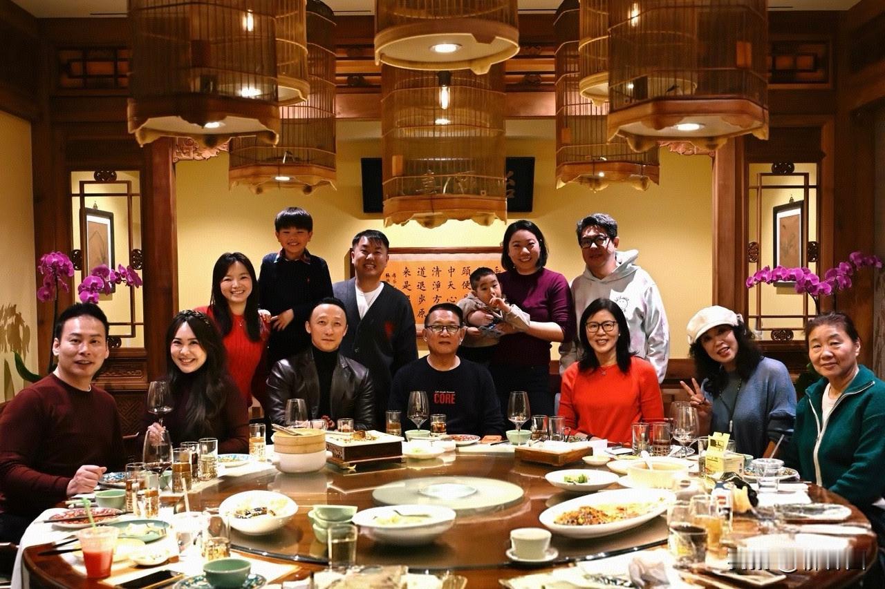 65岁郎平携75岁老公王育成和姐姐等人私下聚会，坐最大包间。喝喝酒，聊聊天，看上