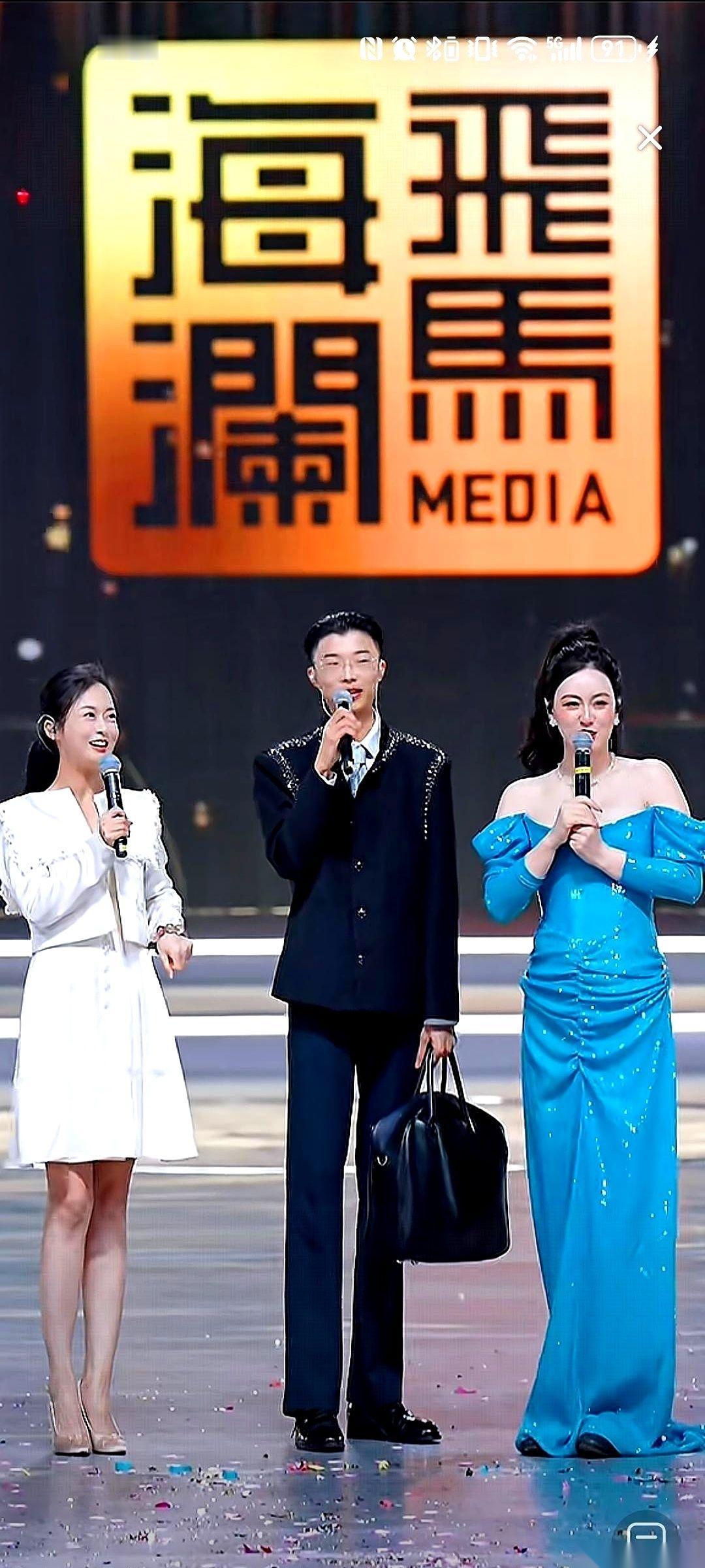 看着唐艺昨晚那件衣服，我真替她捏了把汗。一边要飙高音，一边还要时刻提防着，那小