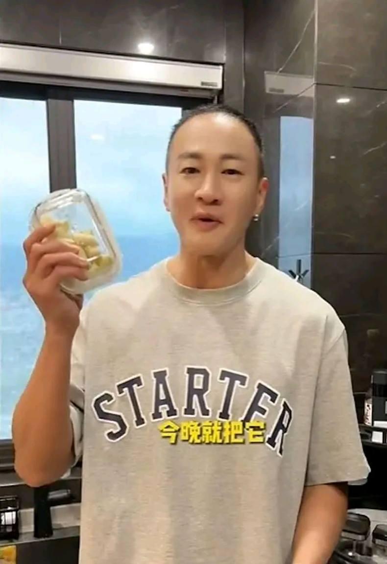 男神何润东迎来50岁生日，正式踏入“知天命”之年。岁月似乎对他格外温柔，冻龄颜值