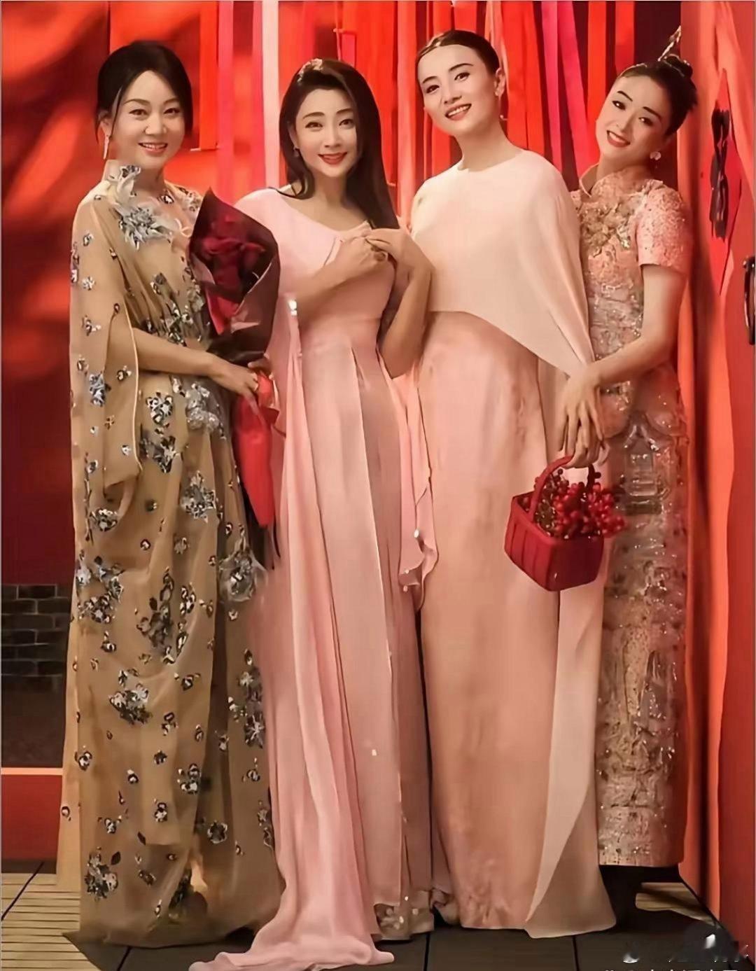 蒋欣，被挤在了角落里，她是这四大美女里，身材最瘦，脸最小的一个。很多人都说蒋欣胖